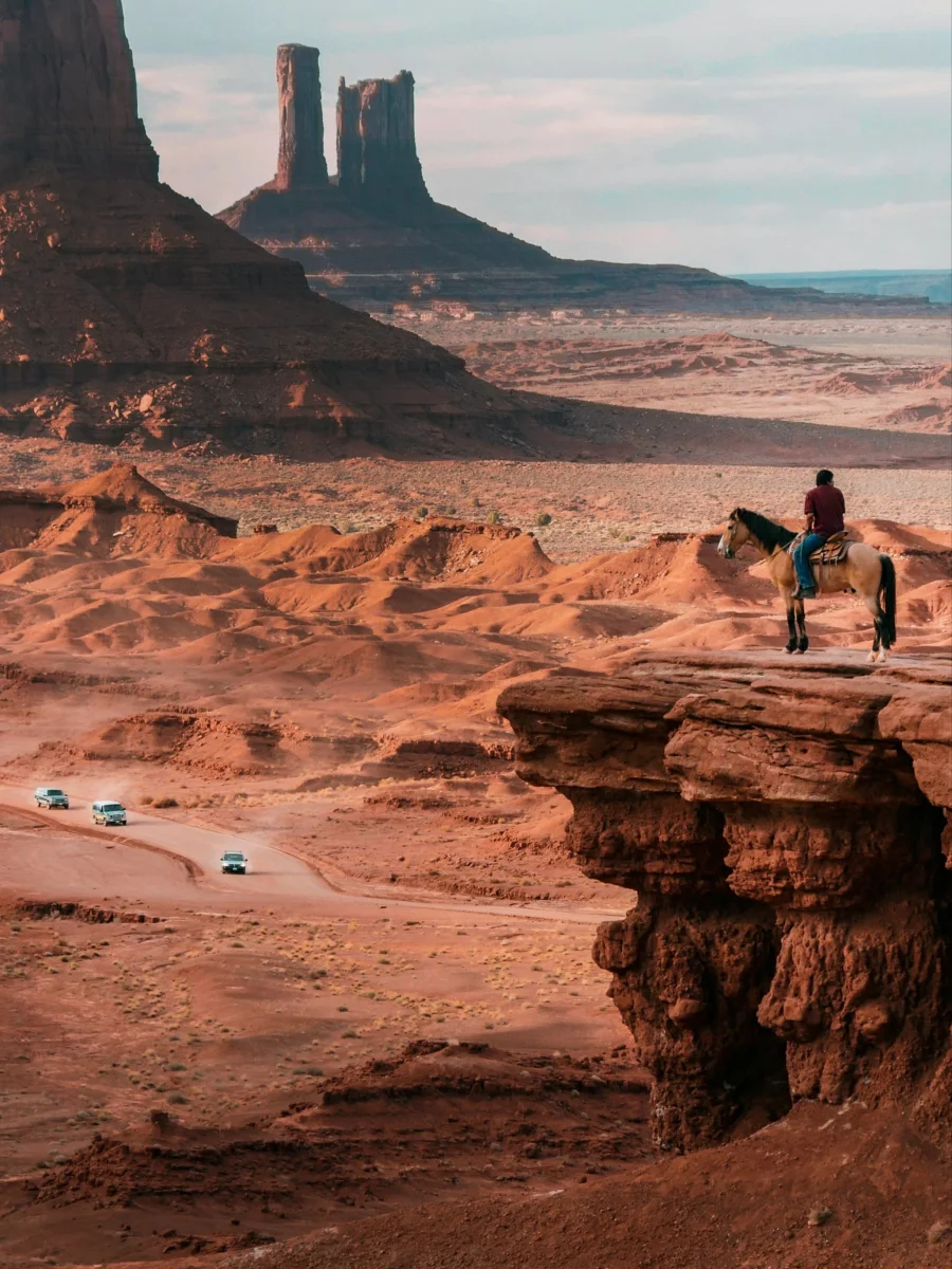 Man op paard voor Monument Valley