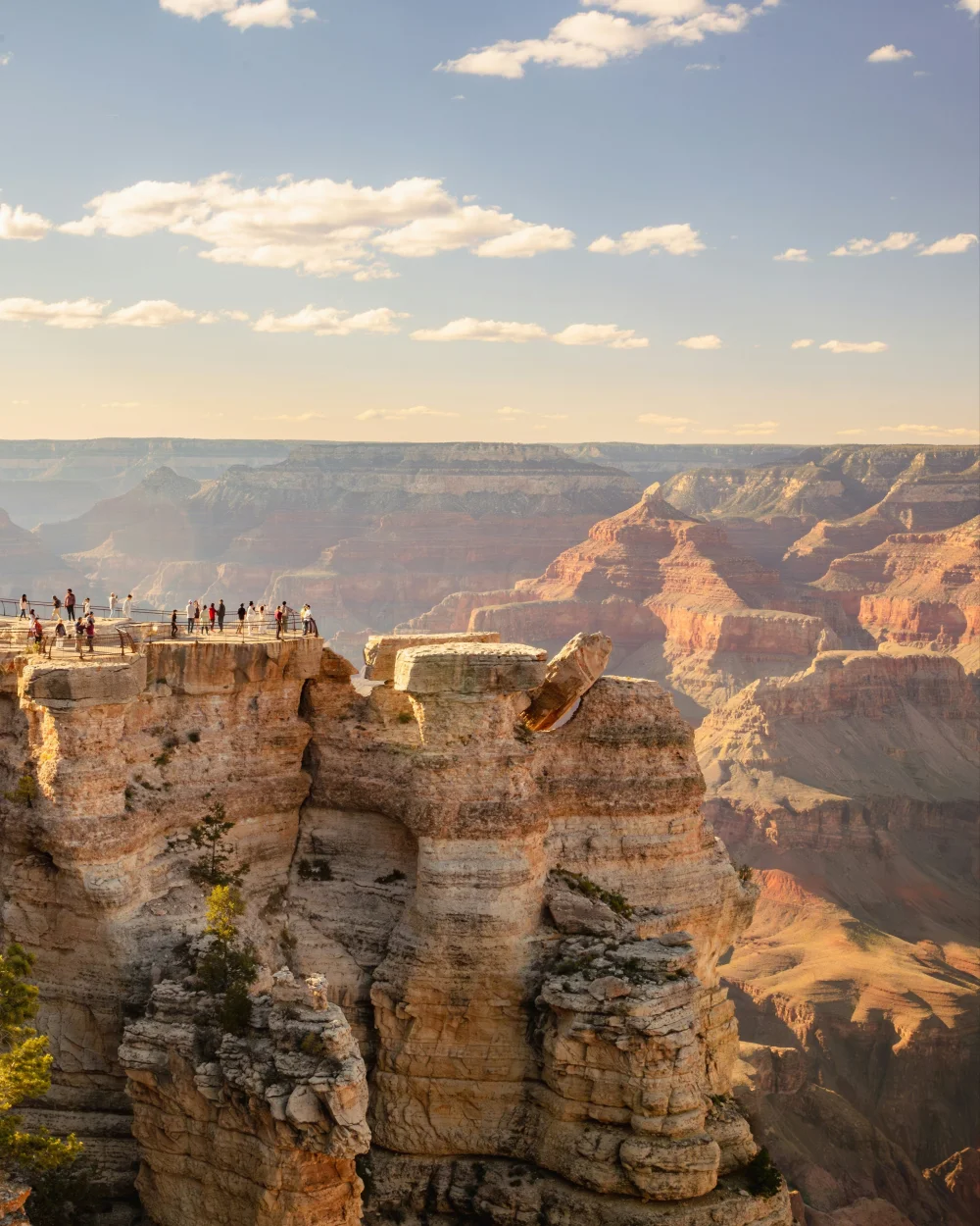 Mensen op uitzichtpunt boven Grand Canyon